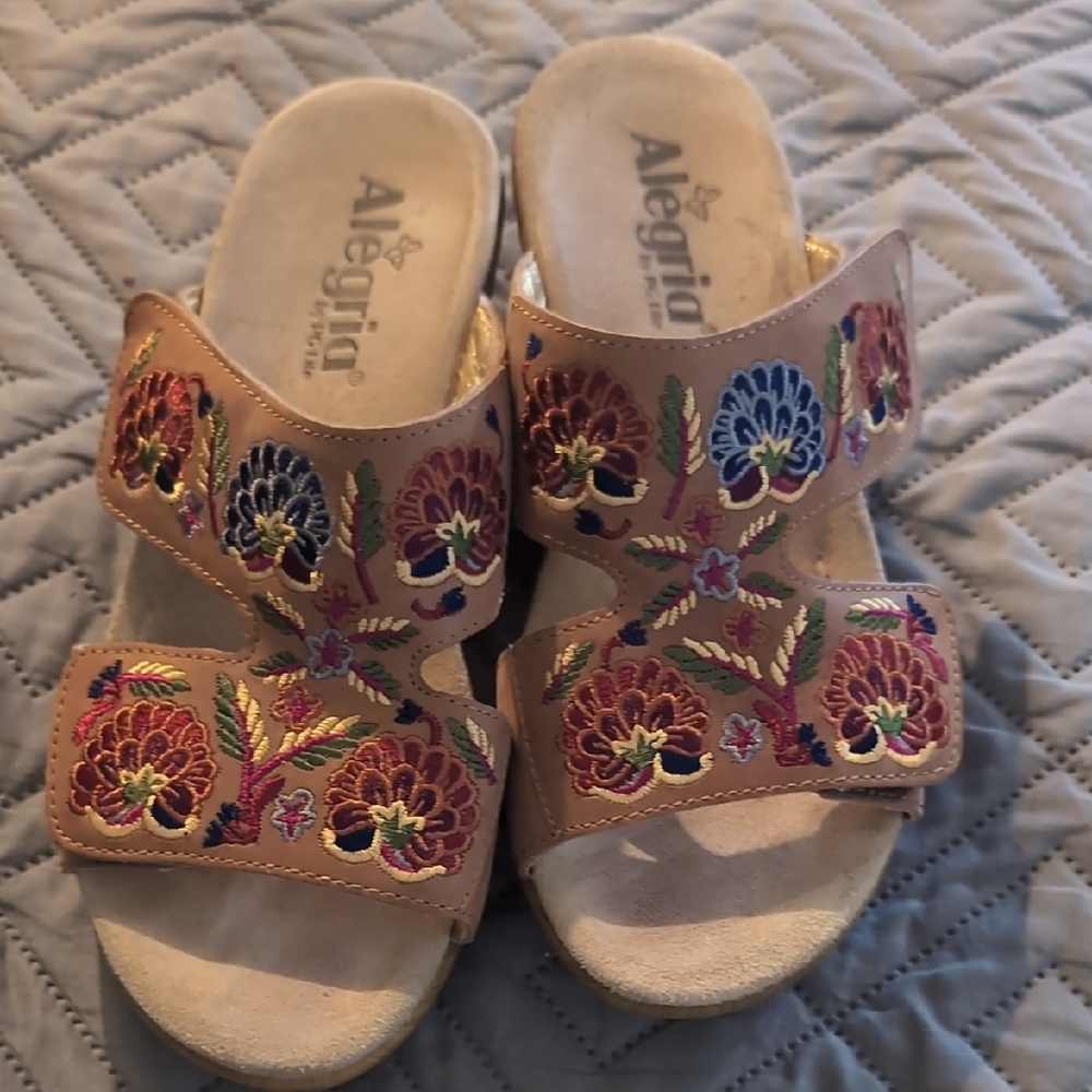 Allegria Women's Embroidered Floral Clogs Sandals Size 38 (US 8/8.5) - Picture 3 of 7